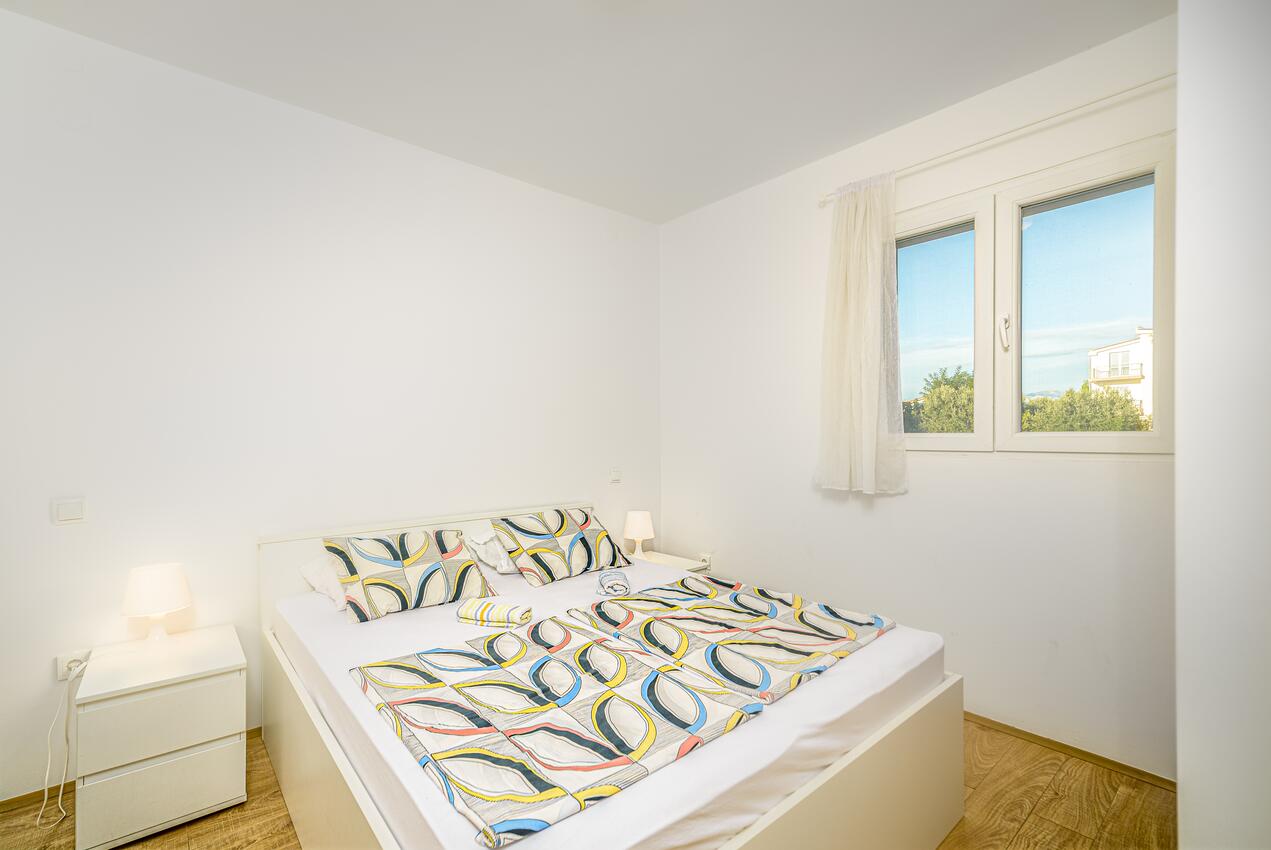 Apartments with parking space Vir - 20252