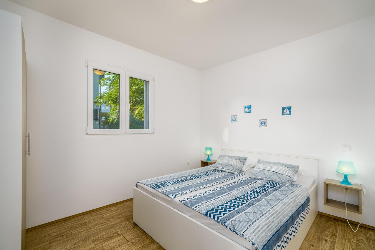 Apartments with parking spaces Vir - 20252