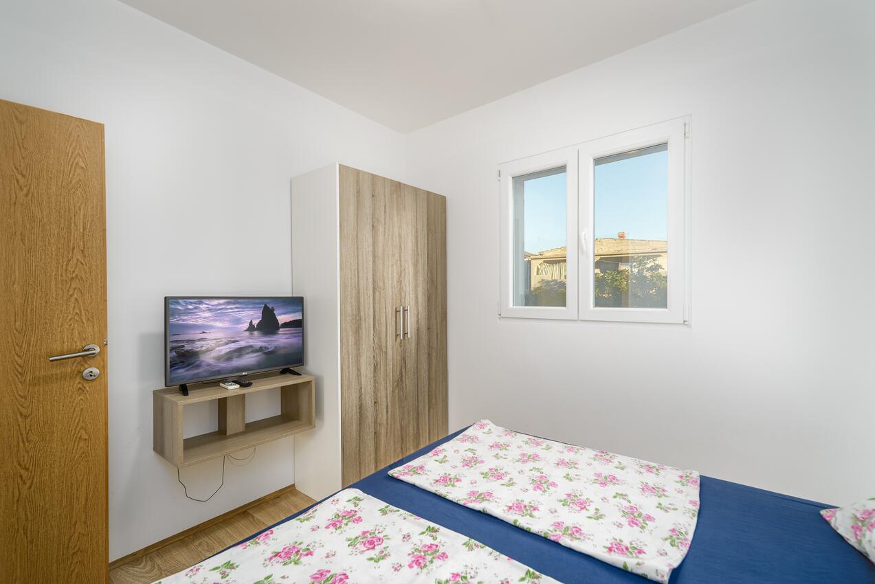 Apartments with parking spaces Vir - 20252