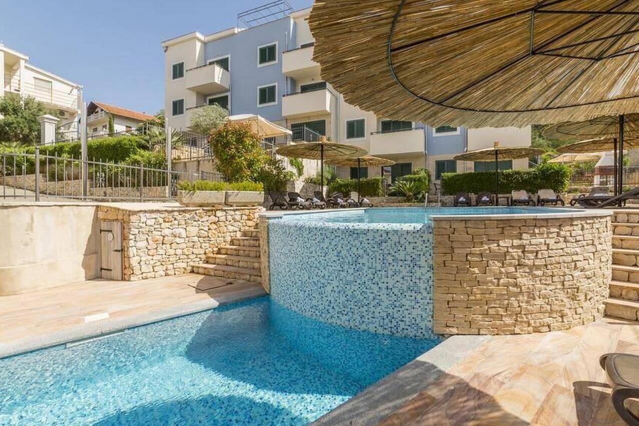 Apartamentos con piscina adecuados para familias con niños Slatine, Ciovo - 20341