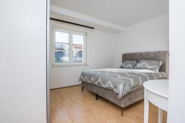 Apartments with terrace Vir, North Dalmatia