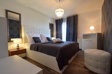 Family-friendly apartments with swimming pool Malinska, Krk - 20370