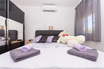 Family-friendly apartments with swimming pool Trogir - 20379