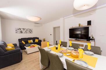 Family-friendly apartments with swimming pool Trogir - 20379