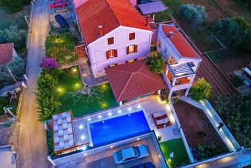Apartmaji z bazenom za družine z otroci Preko, Ugljan - 20390 Adriatic.hr