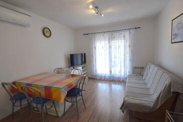 Malinska, Living room in the apartment, (pet friendly) and WiFi.