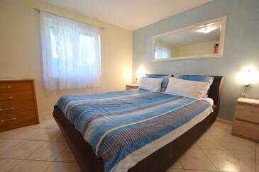 Apartments with parking space Njivice, Krk - 20447