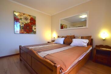 Apartments with parking space Njivice, Krk - 20447