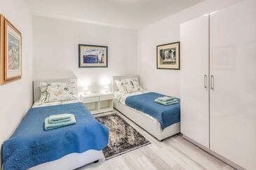 Apartments with terrace Njivice, Kvarner