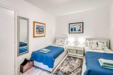 Apartments with terrace Njivice, Kvarner