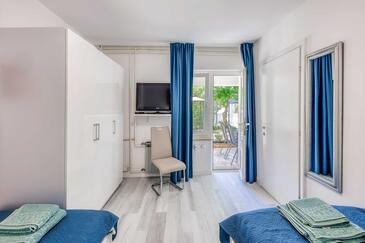 Apartments with terrace Njivice, Kvarner