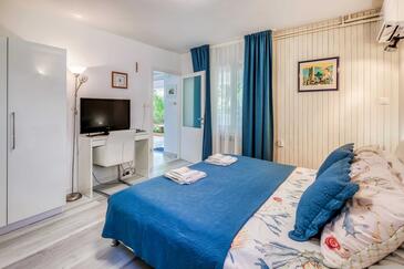 Apartments with terrace Njivice, Kvarner