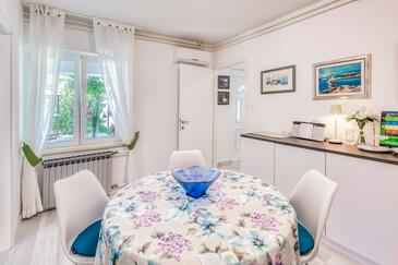 Apartments with terrace Njivice, Kvarner