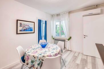 Apartments with terrace Njivice, Kvarner