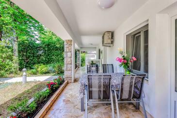 Apartments with terrace Njivice, Kvarner