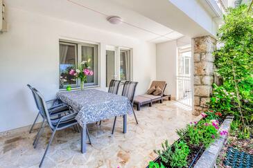 Apartments with terrace Njivice, Kvarner