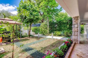 Apartments with terrace Njivice, Kvarner