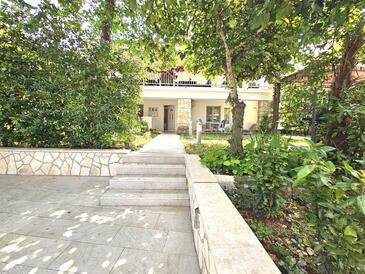 Apartments with terrace Njivice, Kvarner