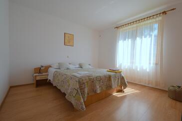 Apartments by the sea Njivice, Krk - 20468