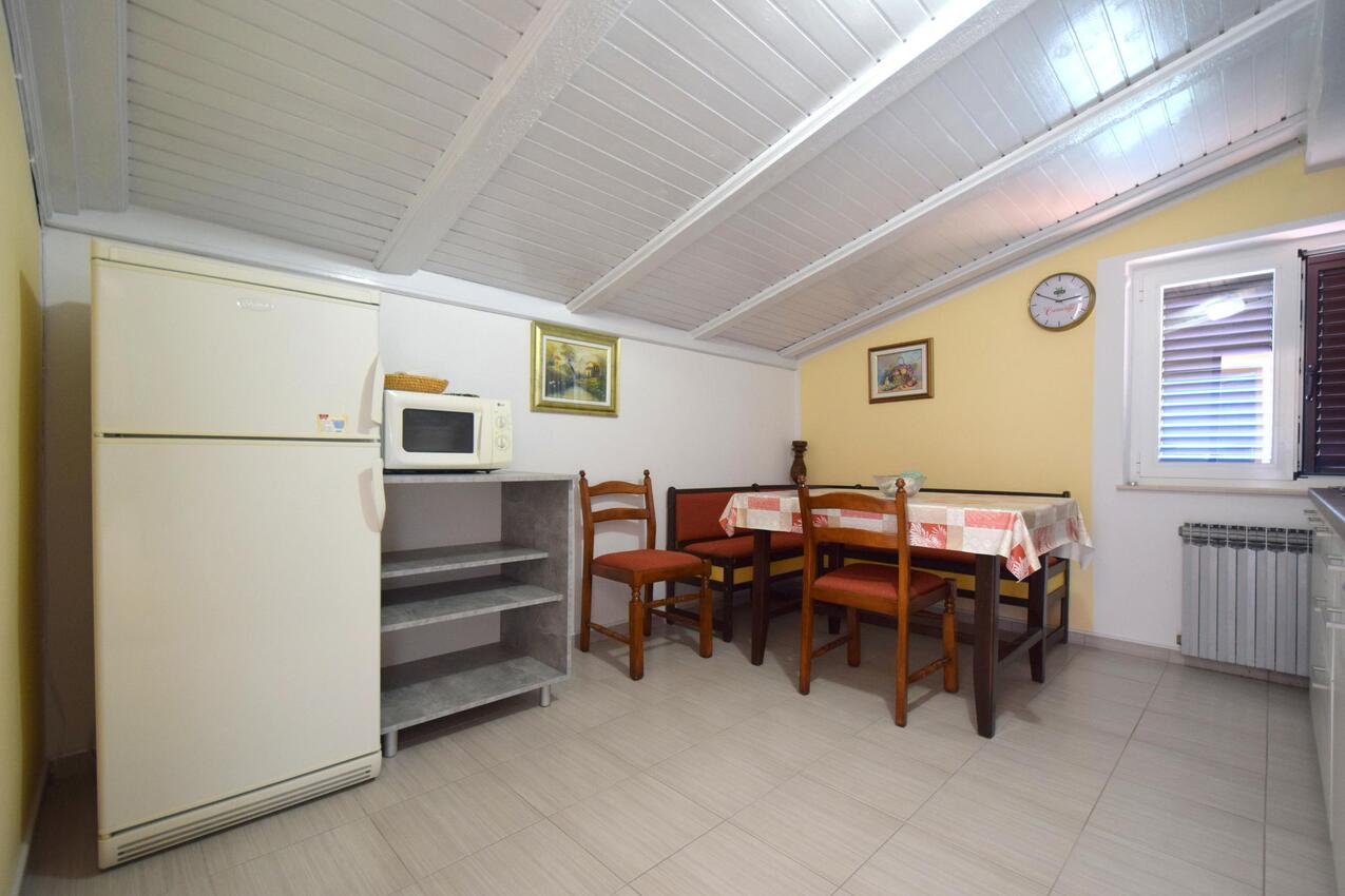 A-20479-a - Alloggi privati - Appartamenti con parcheggio Gnivizze - Njivice, Veglia - Krk