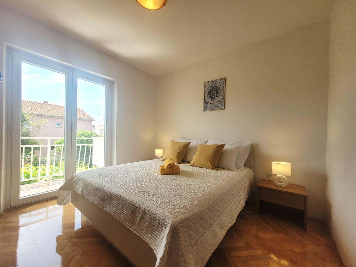 Apartments and rooms with parking space Omišalj, Krk - 20485