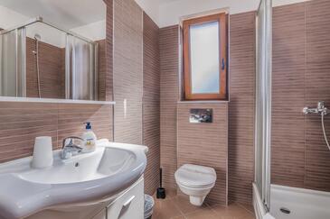 Apartments with terrace Njivice, Kvarner