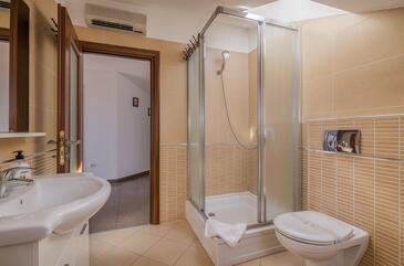 Apartments with terrace Njivice, Kvarner