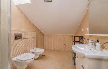 Apartments with terrace Njivice, Kvarner