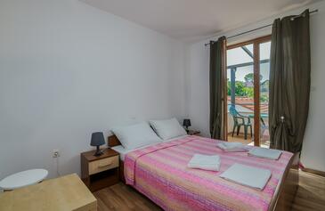 Apartments with parking space Njivice, Krk - 20487