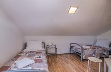 Apartments with terrace Njivice, Kvarner