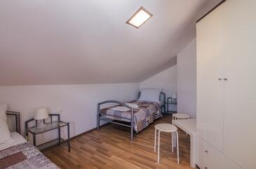 Apartments with terrace Njivice, Kvarner