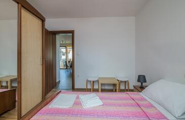 Apartments with terrace Njivice, Kvarner