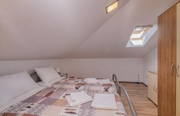 Apartments with terrace Njivice, Kvarner