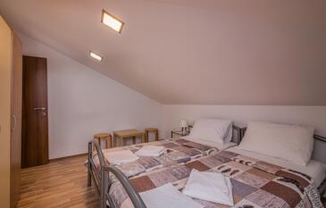 Apartments with terrace Njivice, Kvarner