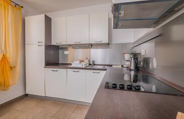 Apartments with terrace Njivice, Kvarner