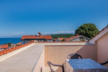 Apartments with terrace Njivice, Kvarner