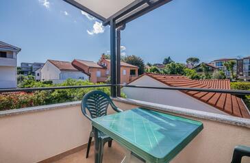 Apartments with terrace Njivice, Kvarner
