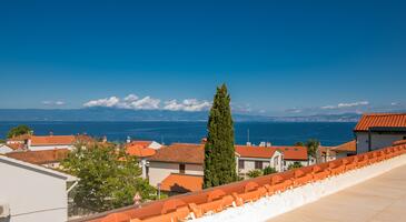 Apartments with terrace Njivice, Kvarner