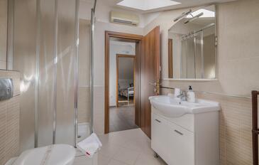 Apartments with terrace Njivice, Kvarner