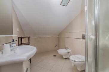 Apartments with terrace Njivice, Kvarner