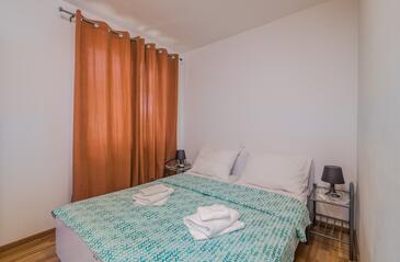 Apartments with terrace Njivice, Kvarner