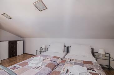 Apartments with terrace Njivice, Kvarner