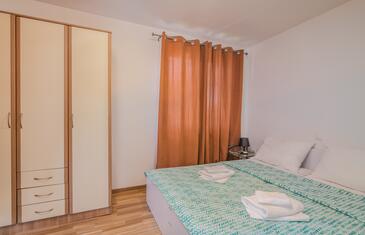 Apartments with terrace Njivice, Kvarner