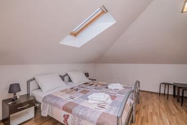 Apartments with terrace Njivice, Kvarner