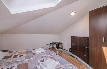 Apartments with terrace Njivice, Kvarner