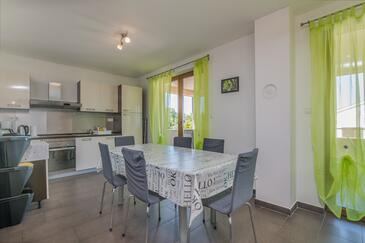 Apartments with terrace Njivice, Kvarner