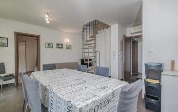 Apartments with terrace Njivice, Kvarner