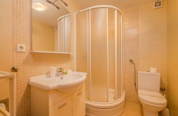 Apartments with terrace Njivice, Kvarner