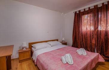 Apartments with terrace Njivice, Kvarner