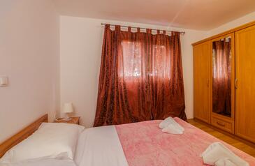 Apartments with terrace Njivice, Kvarner